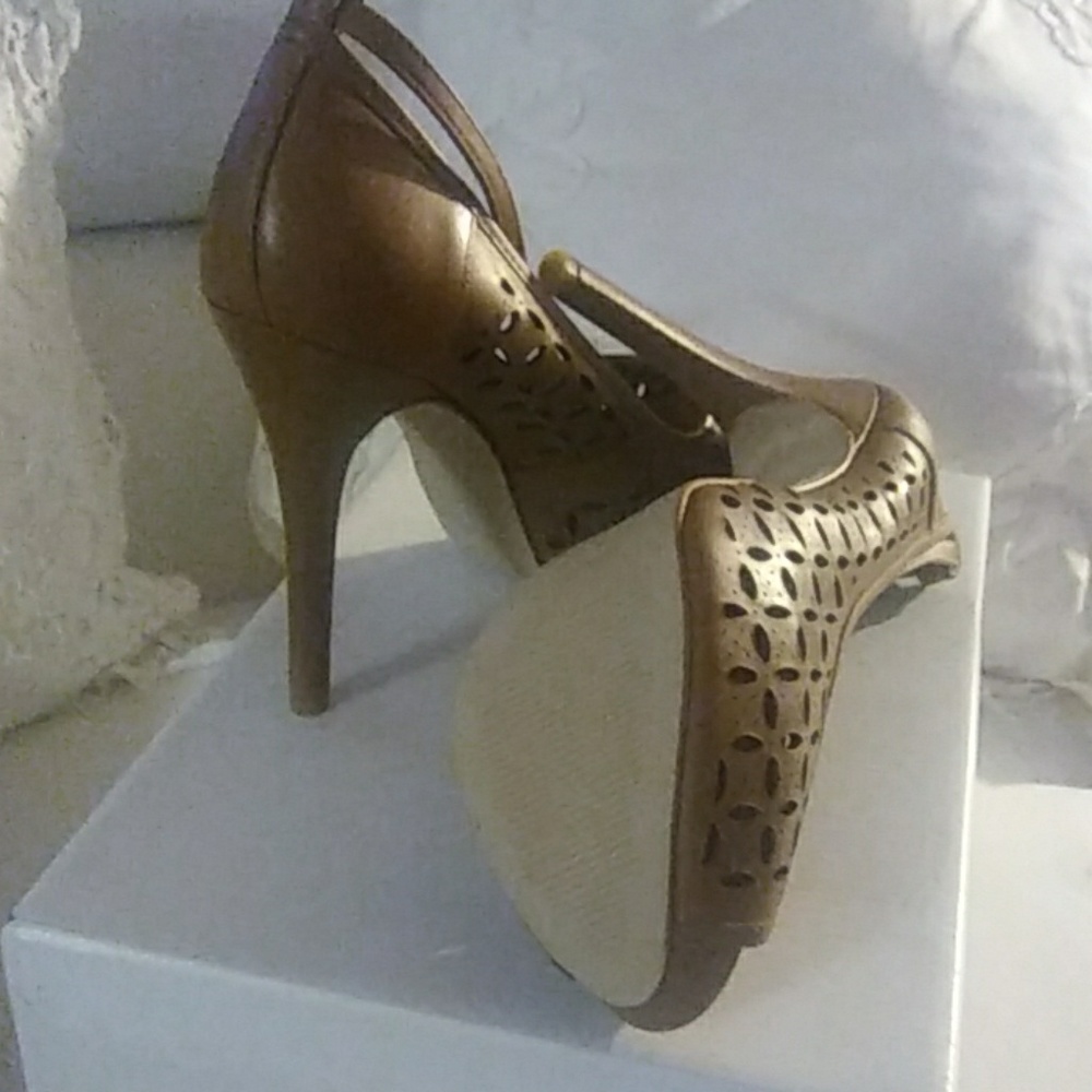 Shoes - Picture 4 of 4